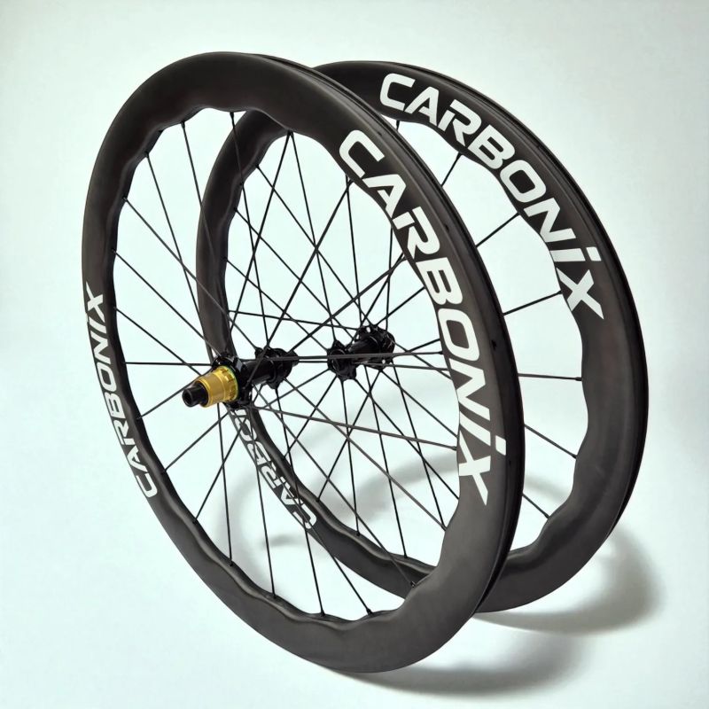 Lehká silniční karbonová kola Carbonix PULSE 45 s karbonovými dráty a keramickými ložisky (1295g)!