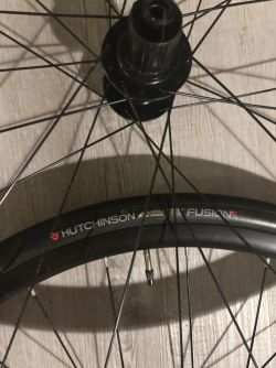 Mavic Aksium disc a pláště Hutchinson