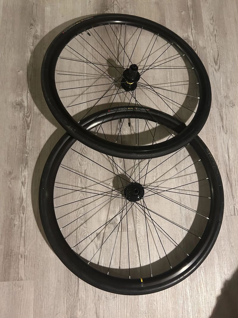 Mavic Aksium disc a pláště Hutchinson