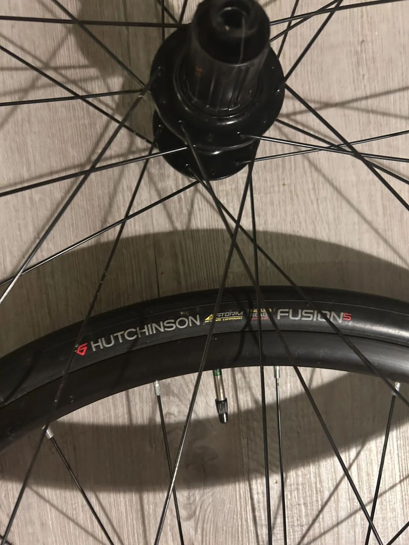 Mavic Aksium disc a pláště Hutchinson