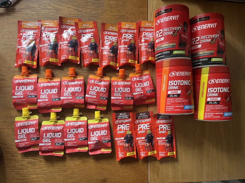 Vánoční balíček Enervit: MOC 3878Kč (2x R2, 2x Isotonic drink, Gely, presposrty..)