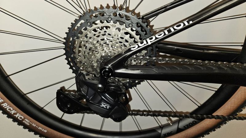 Superior XF 9.6 Team (L) Nové, záruka 11/2027. XT pedály v ceně. TOP krásné kolo.