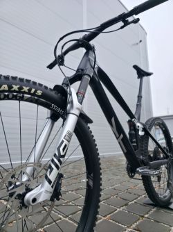 Horské kolo YT IZZO Uncaged 4 Blaze Carbon 2021 29″ velikost XL