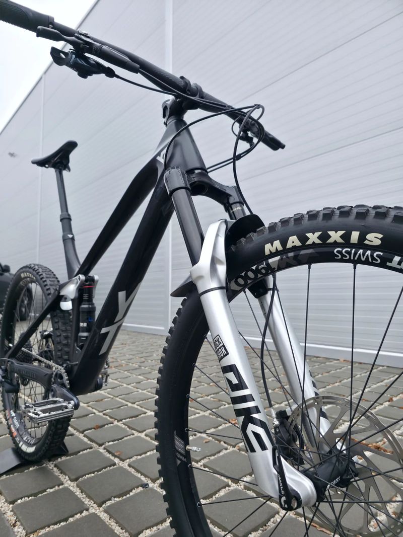 Horské kolo YT IZZO Uncaged 4 Blaze Carbon 2021 29″ velikost XL