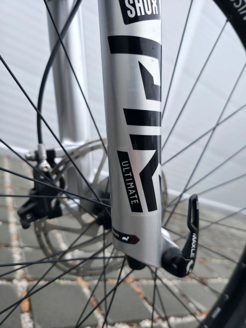 Horské kolo YT IZZO Uncaged 4 Blaze Carbon 2021 29″ velikost XL