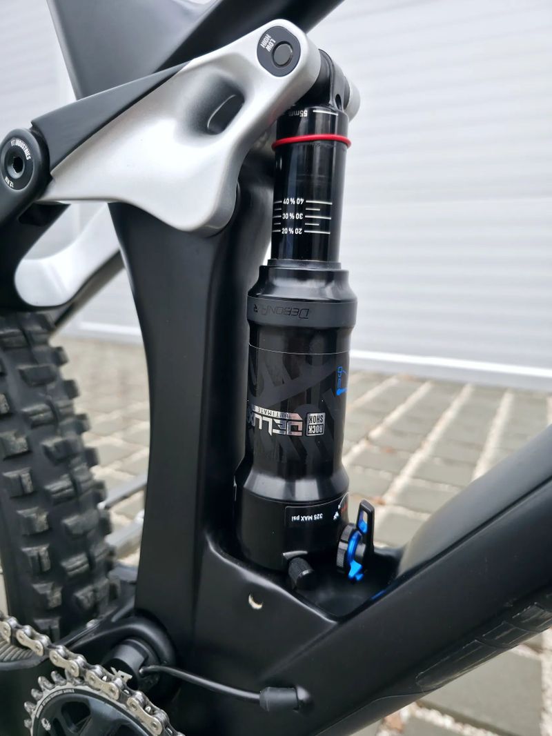 Horské kolo YT IZZO Uncaged 4 Blaze Carbon 2021 29″ velikost XL