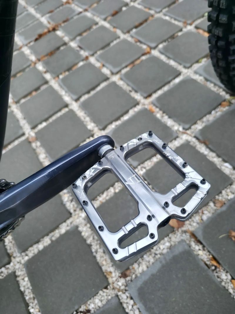 Horské kolo YT IZZO Uncaged 4 Blaze Carbon 2021 29″ velikost XL