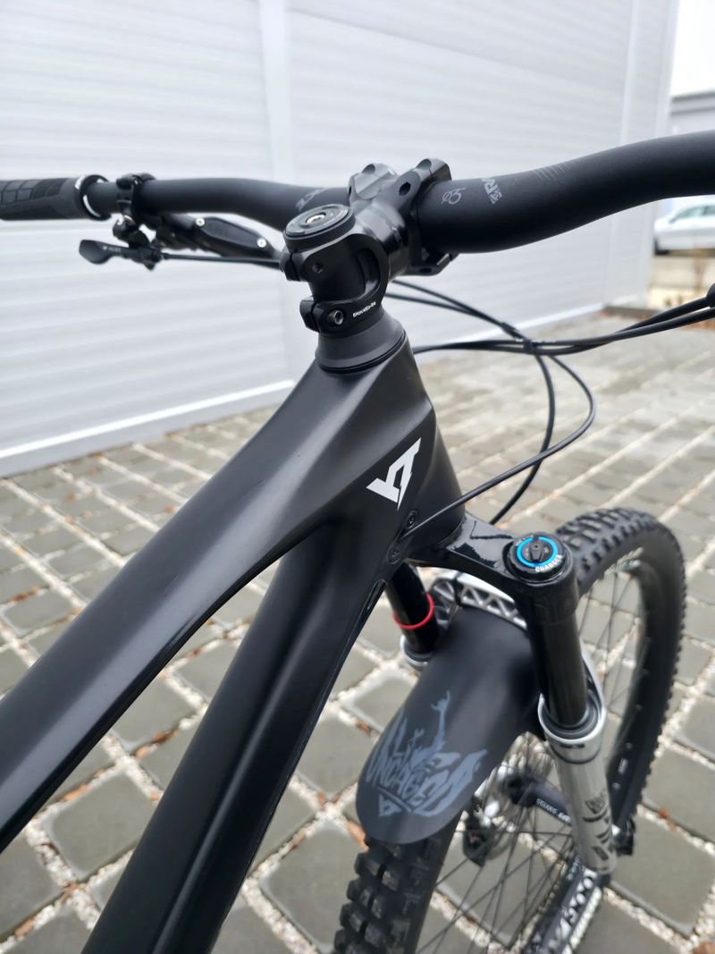 Horské kolo YT IZZO Uncaged 4 Blaze Carbon 2021 29″ velikost XL