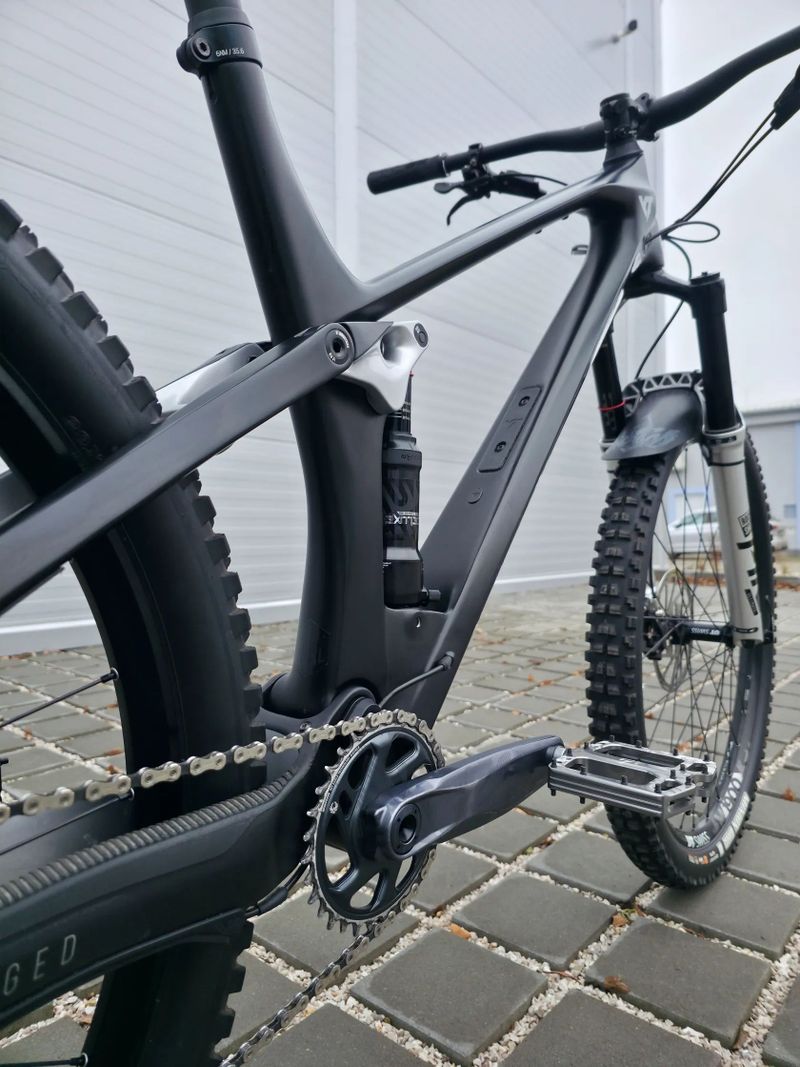 Horské kolo YT IZZO Uncaged 4 Blaze Carbon 2021 29″ velikost XL