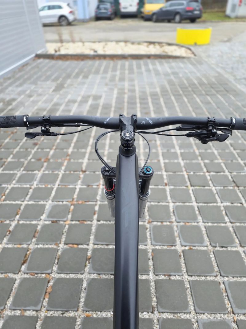 Horské kolo YT IZZO Uncaged 4 Blaze Carbon 2021 29″ velikost XL