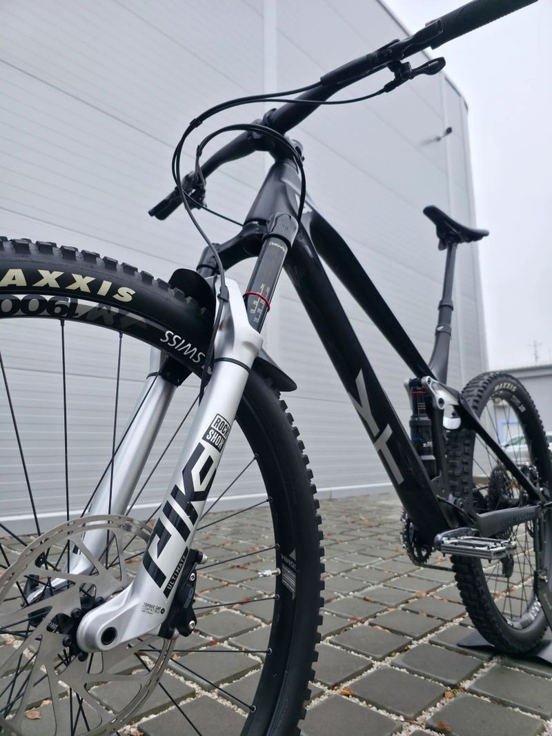 Horské kolo YT IZZO Uncaged 4 Blaze Carbon 2021 29″ velikost XL