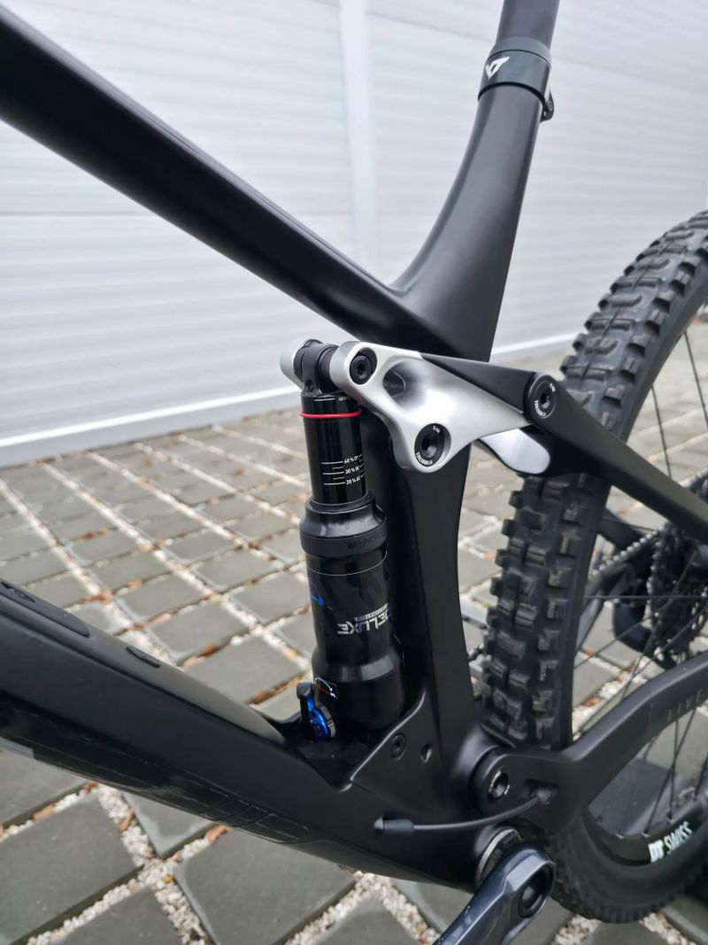 Horské kolo YT IZZO Uncaged 4 Blaze Carbon 2021 29″ velikost XL