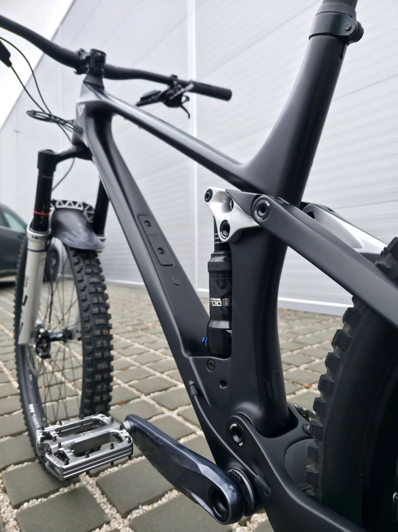 Horské kolo YT IZZO Uncaged 4 Blaze Carbon 2021 29″ velikost XL