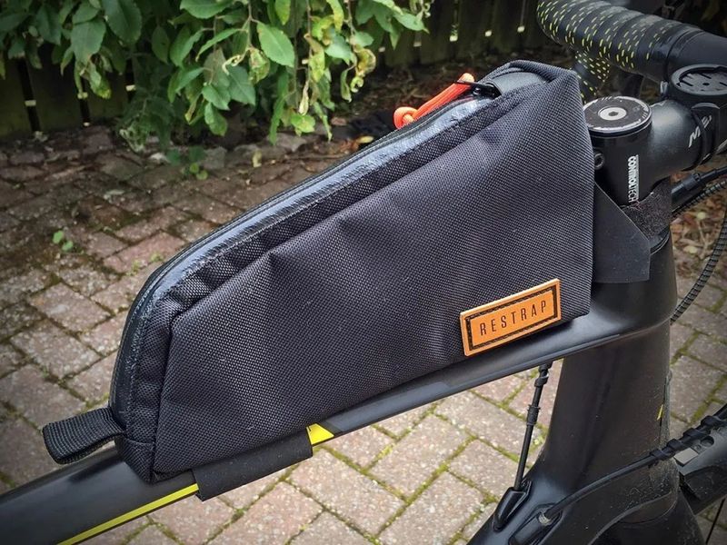 Sada brašen Restrap - brašna na sedlovku a na horní rámovou trubku