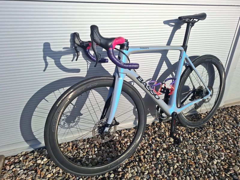 Silniční kolo Basso Diamante na Campagnolo Super Record EPS 12 speed a kolech Bora WTO 45 mm