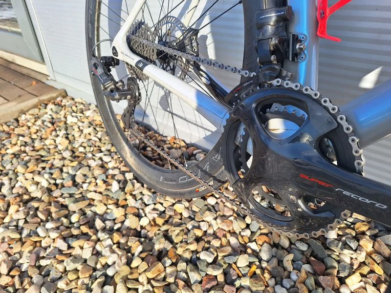 Silniční kolo Basso Diamante na Campagnolo Super Record EPS 12 speed a kolech Bora WTO 45 mm