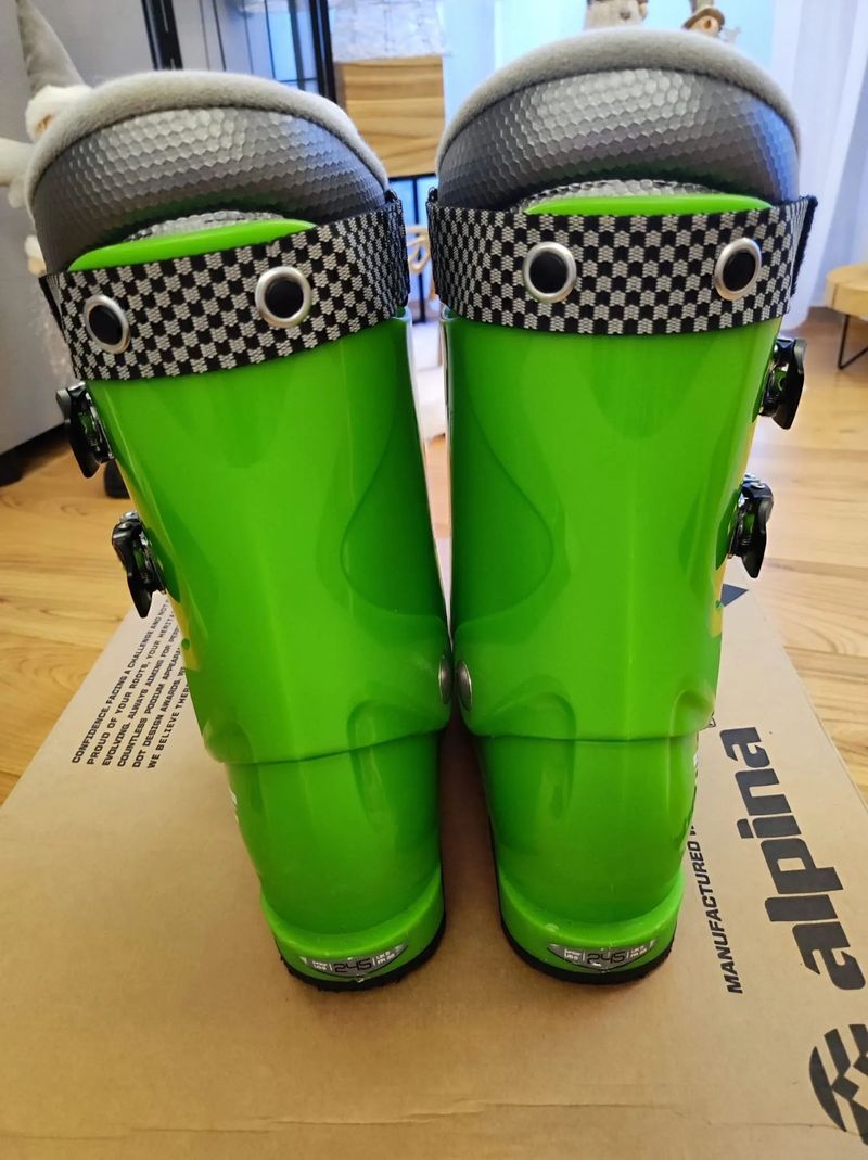 Juniorské lyžáky Alpina J4