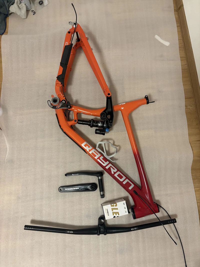  Qayron Carma (XL / spíše L) - rámová sada + příslušenství