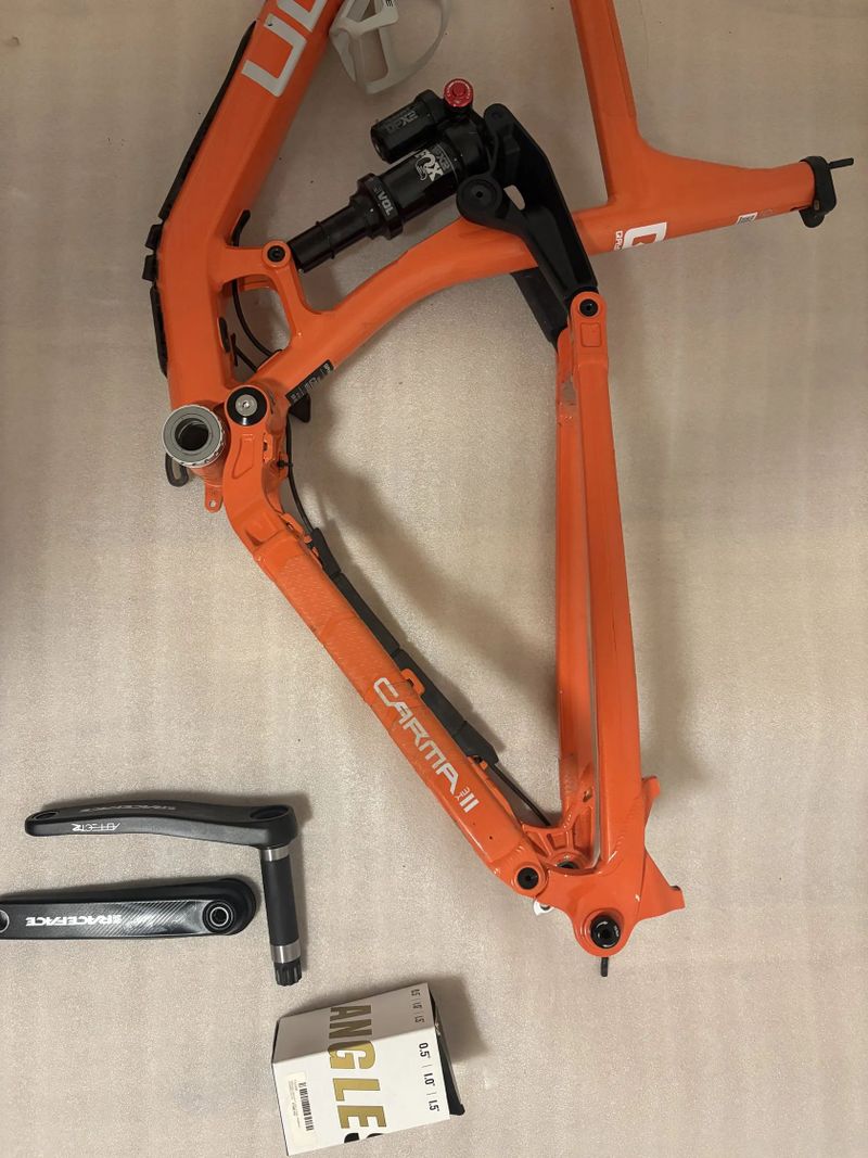  Qayron Carma (XL / spíše L) - rámová sada + příslušenství