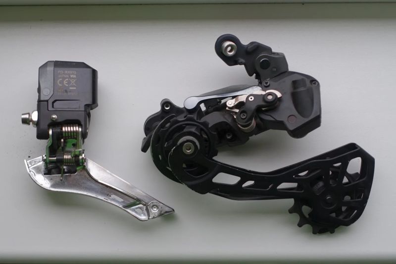 Přehazovačka a přesmykač Shimano GRX RX-815 Di2