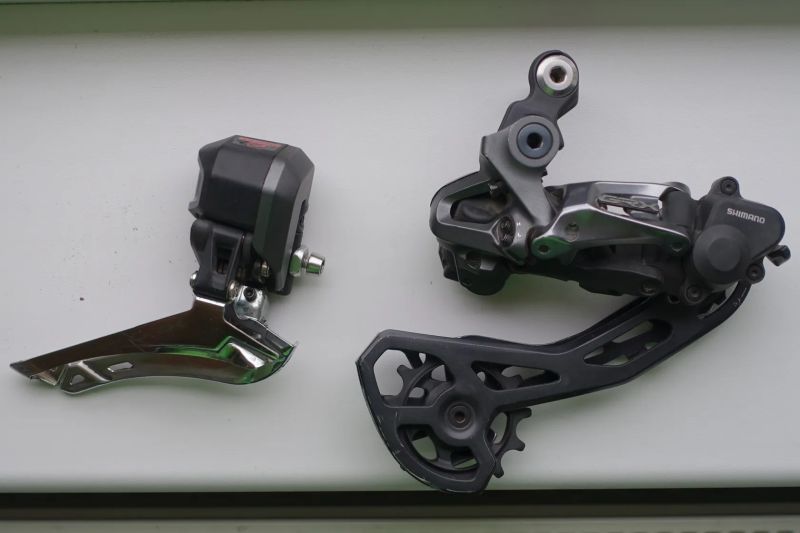 Přehazovačka a přesmykač Shimano GRX RX-815 Di2