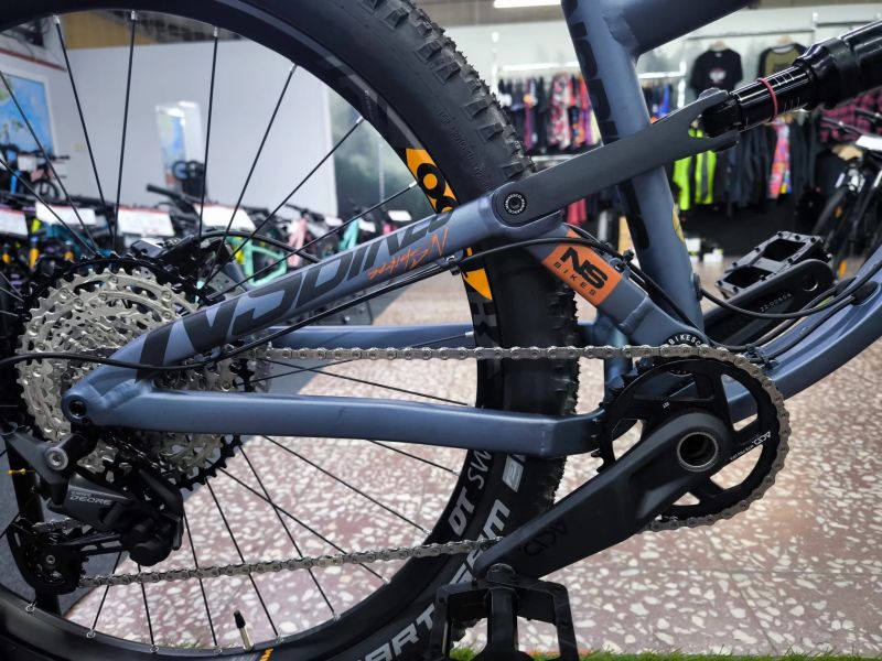 !!!NOVÝ!!! celoodpružený NS Bikes Nerd Mini 27,5" - stavba, pro juniory 140-155cm, zdvih 140mm