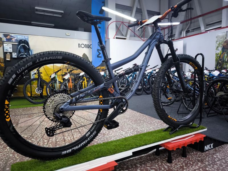 !!!NOVÝ!!! celoodpružený NS Bikes Nerd Mini 27,5" - stavba, pro juniory 140-155cm, zdvih 140mm