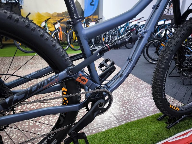 !!!NOVÝ!!! celoodpružený NS Bikes Nerd Mini 27,5" - stavba, pro juniory 140-155cm, zdvih 140mm