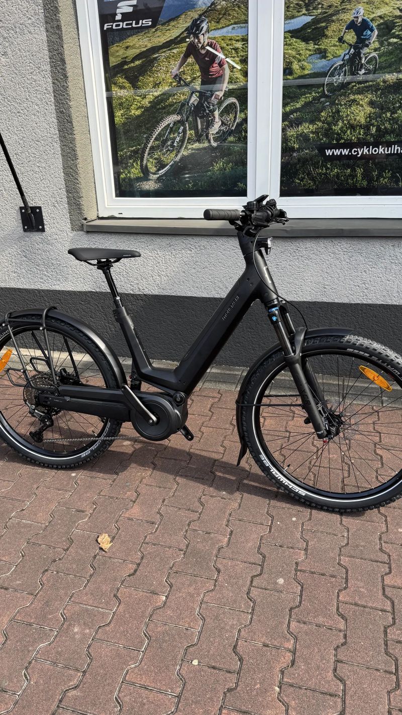 Nízkonástupové celoodpružené elektrokolo Moustache J.ALL