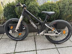 Kolo Woom Off 4, 20’ černé 