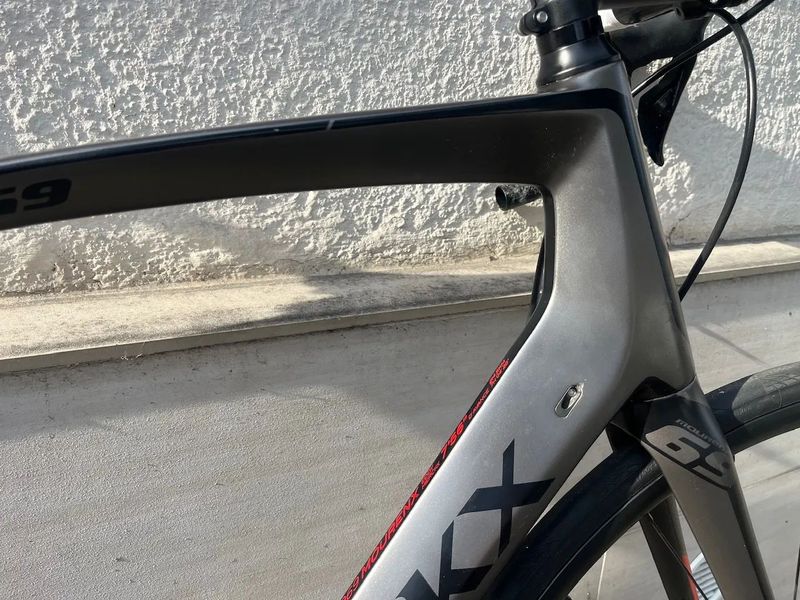 Karbonové silniční kolo Eddy Merckx Mourenx 69, nová sada Shimano 105 2x12s