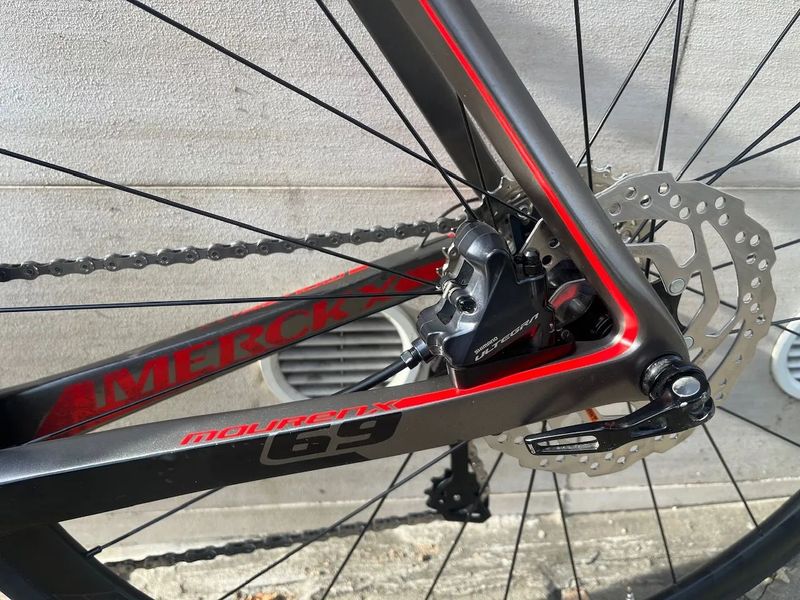 Karbonové silniční kolo Eddy Merckx Mourenx 69, nová sada Shimano 105 2x12s