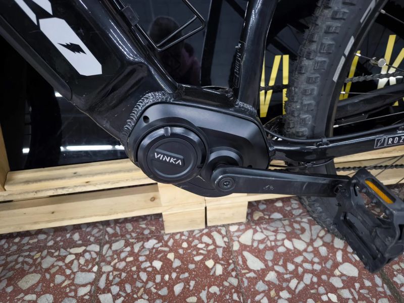 Rozzo VOLT 980, super stav, najeto 3700km, motor Vinka, baterie 720Wh, vzduch vidlice, velikost XL