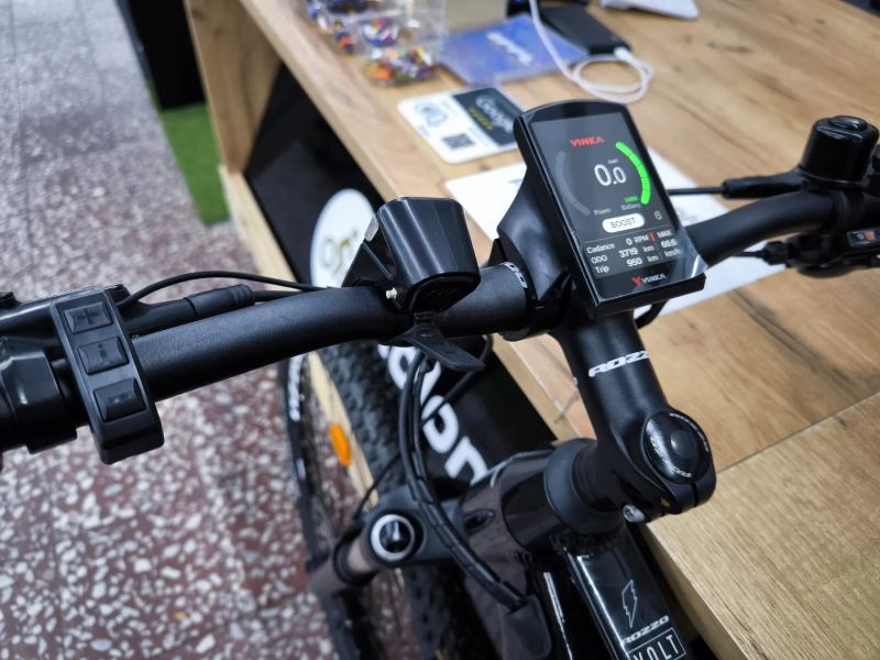 Rozzo VOLT 980, super stav, najeto 3700km, motor Vinka, baterie 720Wh, vzduch vidlice, velikost XL