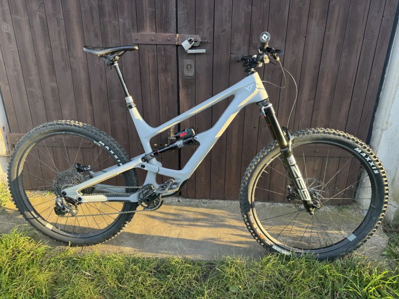 Celoodpruzene karbonove kolo osazeno sram axs