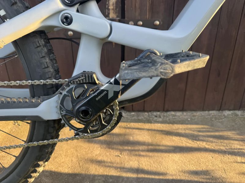 Celoodpruzene karbonove kolo osazeno sram axs