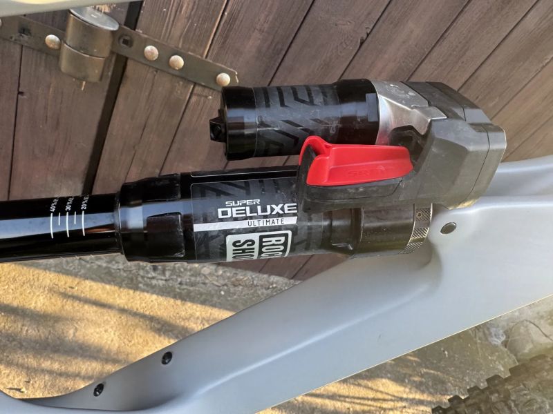 Celoodpruzene karbonove kolo osazeno sram axs