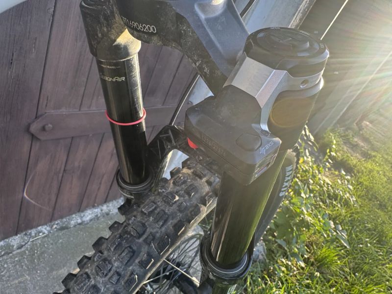 Celoodpruzene karbonove kolo osazeno sram axs