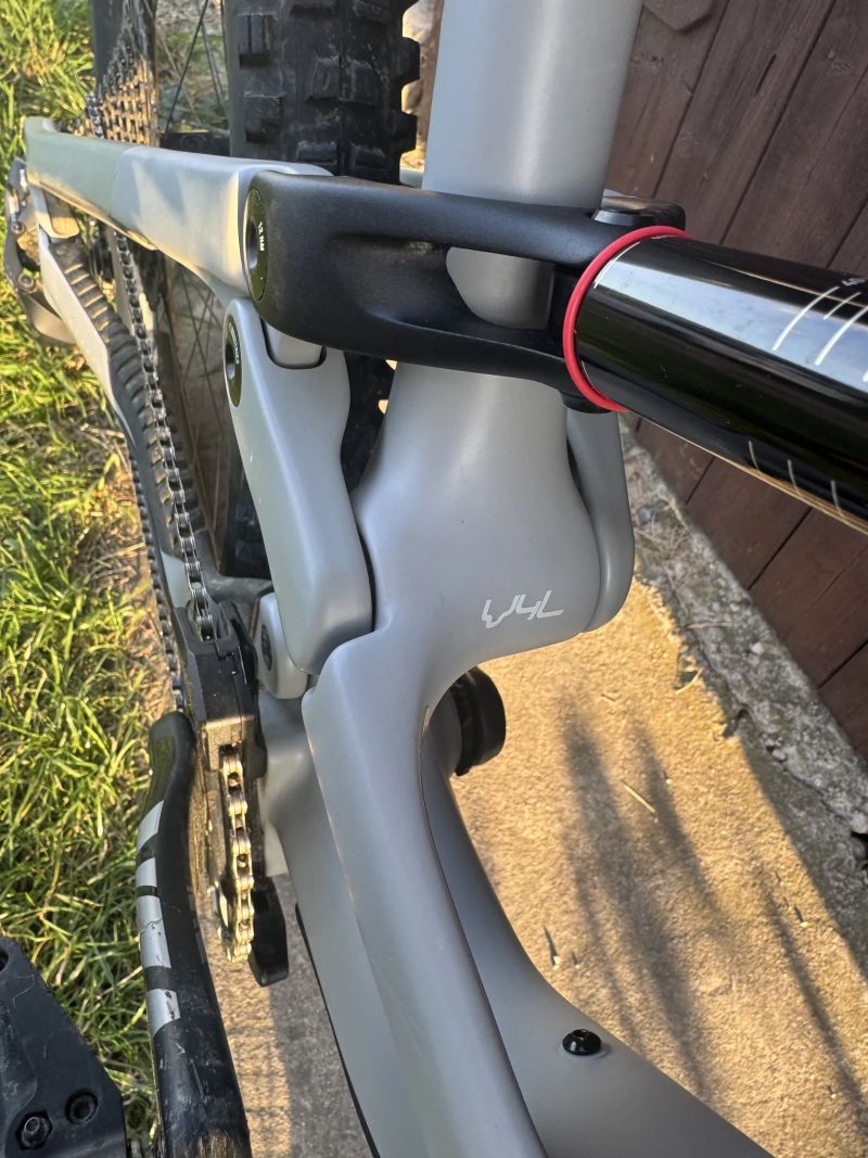 Celoodpruzene karbonove kolo osazeno sram axs