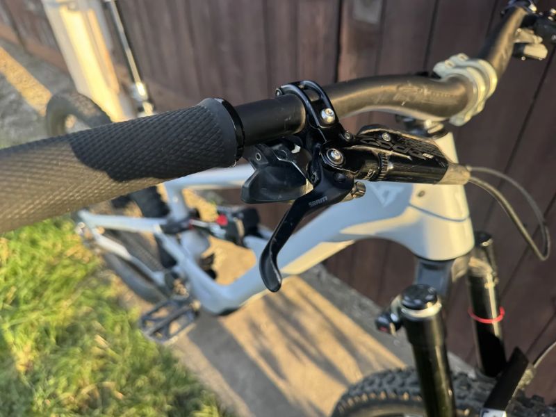 Celoodpruzene karbonove kolo osazeno sram axs