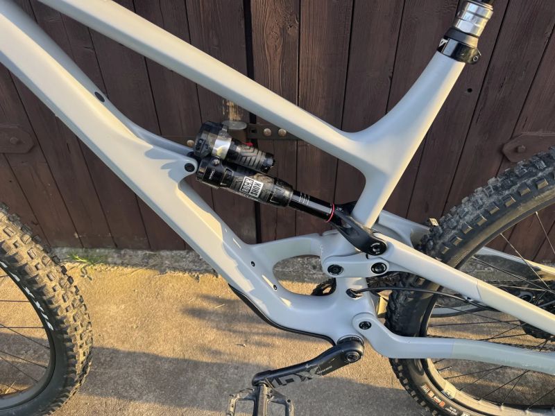 Celoodpruzene karbonove kolo osazeno sram axs