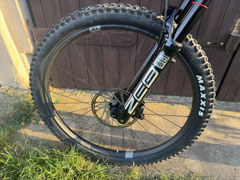 Celoodpruzene karbonove kolo osazeno sram axs