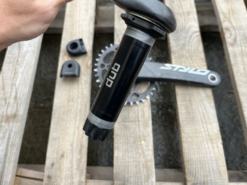 Karbonové Truvativ Stylo DUB Carbon kliky s absoluteBLACK oval převodníkem