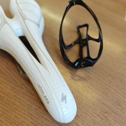 Sedlo Specialized Alias 143 + košík na lahev