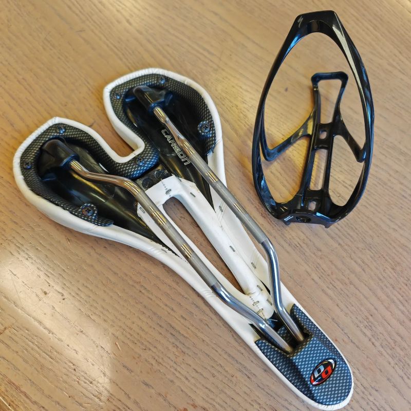 Sedlo Specialized Alias 143 + košík na lahev