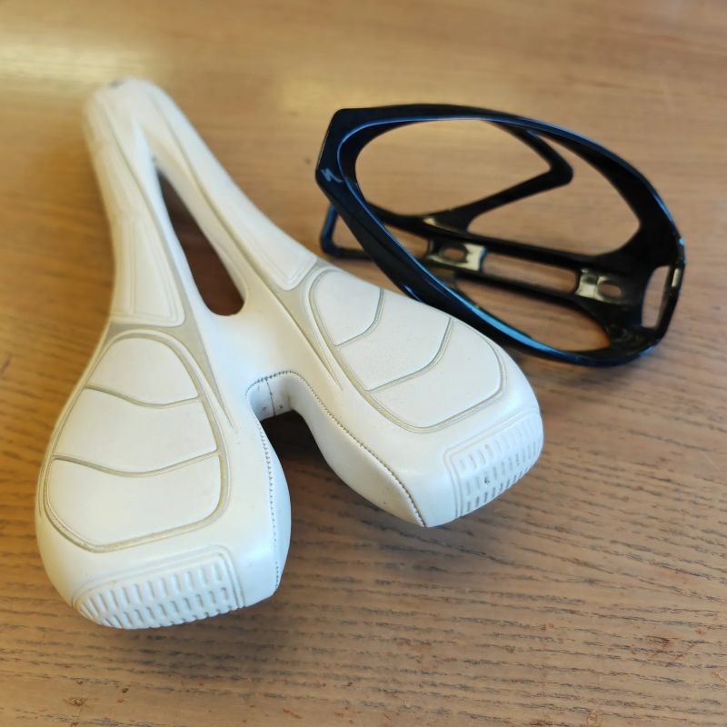 Sedlo Specialized Alias 143 + košík na lahev