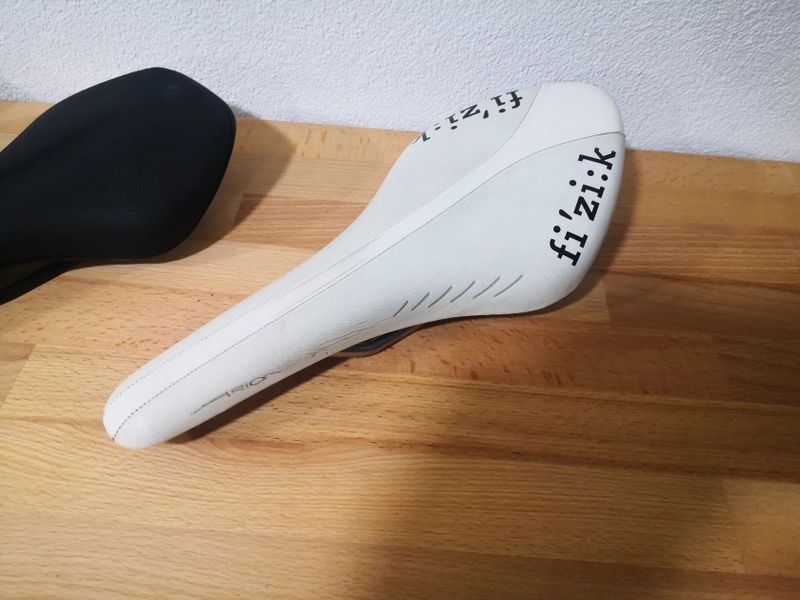 Různá sedla FSA. Cube, Scott. Fizik 