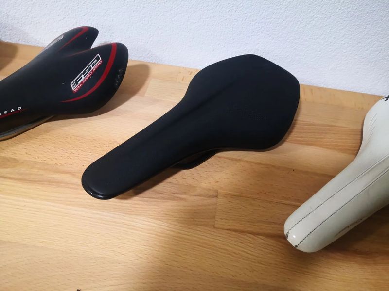 Různá sedla FSA. Cube, Scott. Fizik 