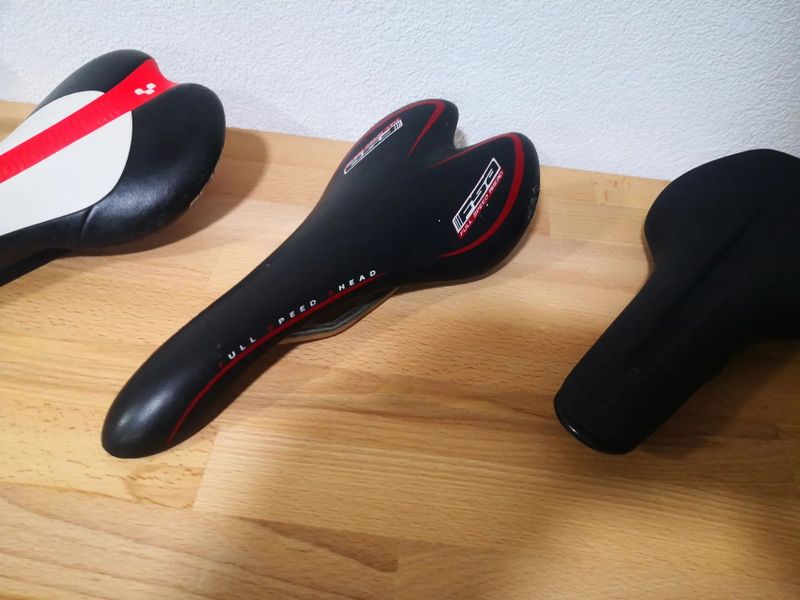 Různá sedla FSA. Cube, Scott. Fizik 