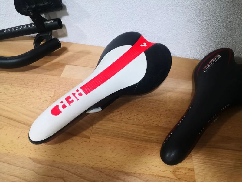 Různá sedla FSA. Cube, Scott. Fizik 